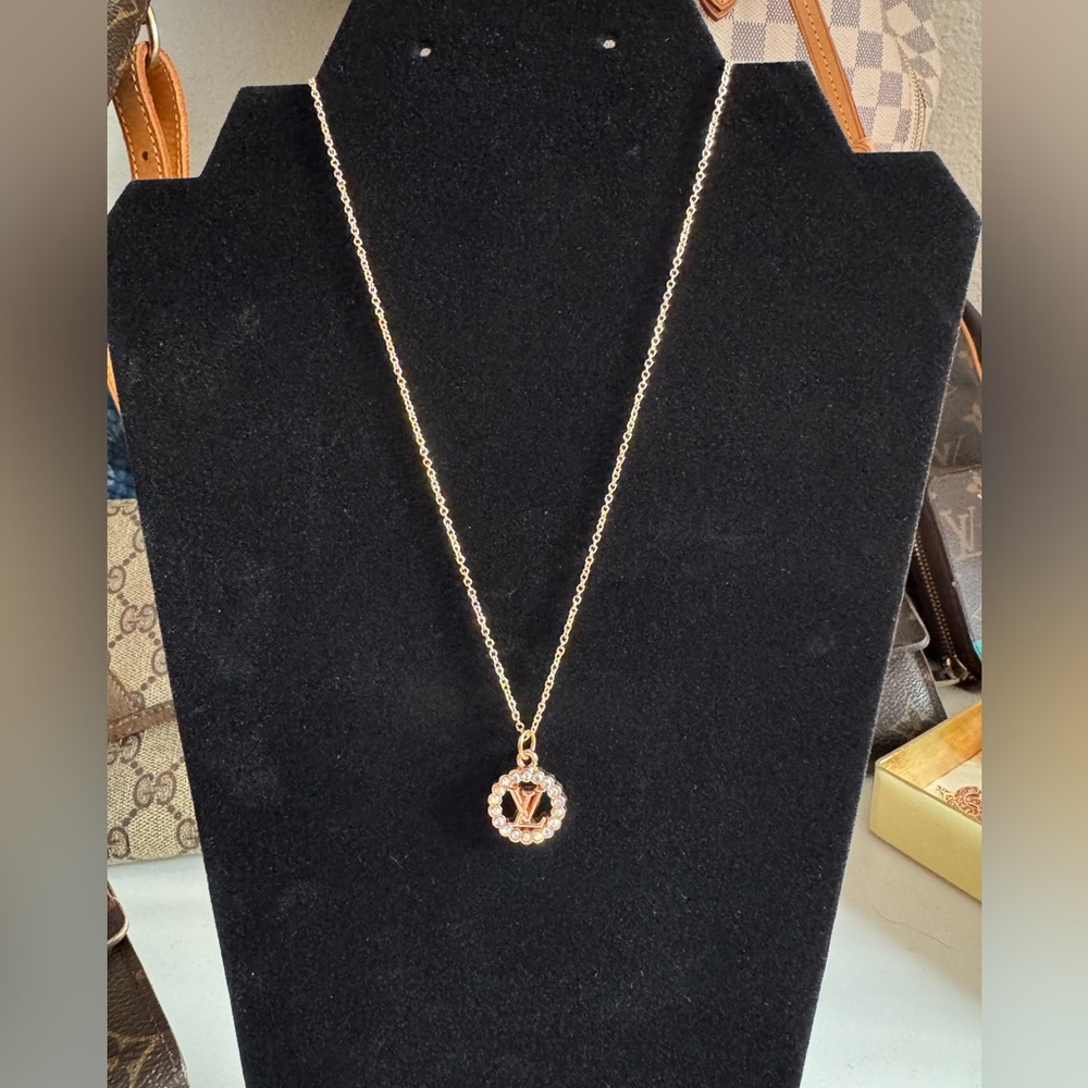 IRIDESCENT LOUIS VUITTON NECKLACE - Picture 3 of 5